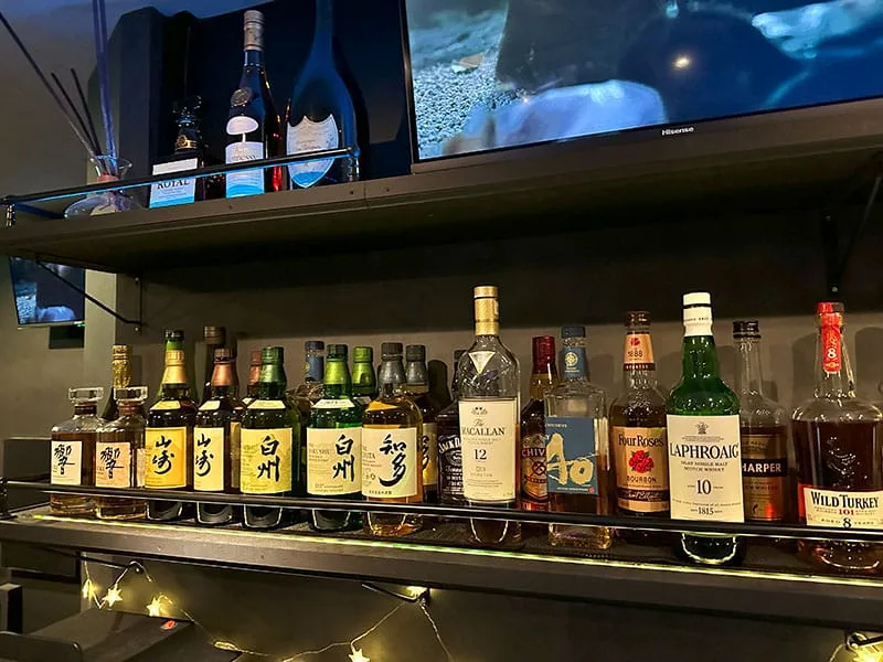 飲み放題・ドリンクメニュー|目黒ガールズバーBOX 2 BOXのカウンターに並ぶドリンク。一部は別料金です