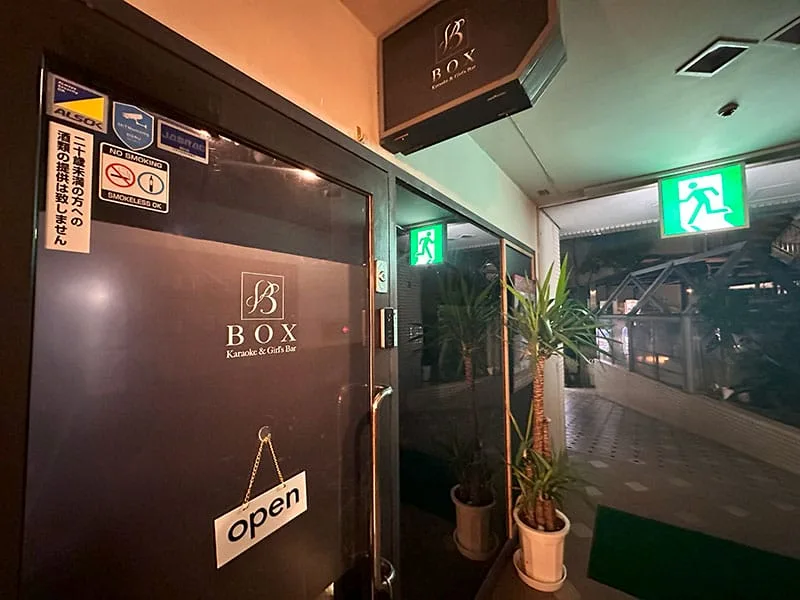 メグロードビル2階のBOX入口と看板